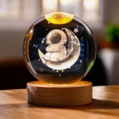 Dekoratif Ay Üstünde Astronot Tasarımlı Ahşap altlıklı Işıklı Cam Küre 6cm